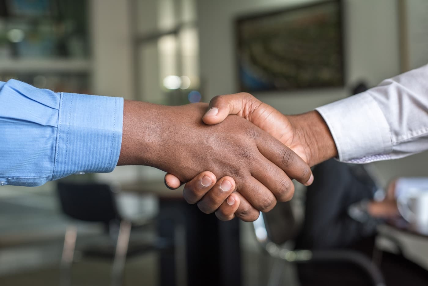 Conseiller et freelance marocain discutant du dépassement du plafond auto-entrepreneur